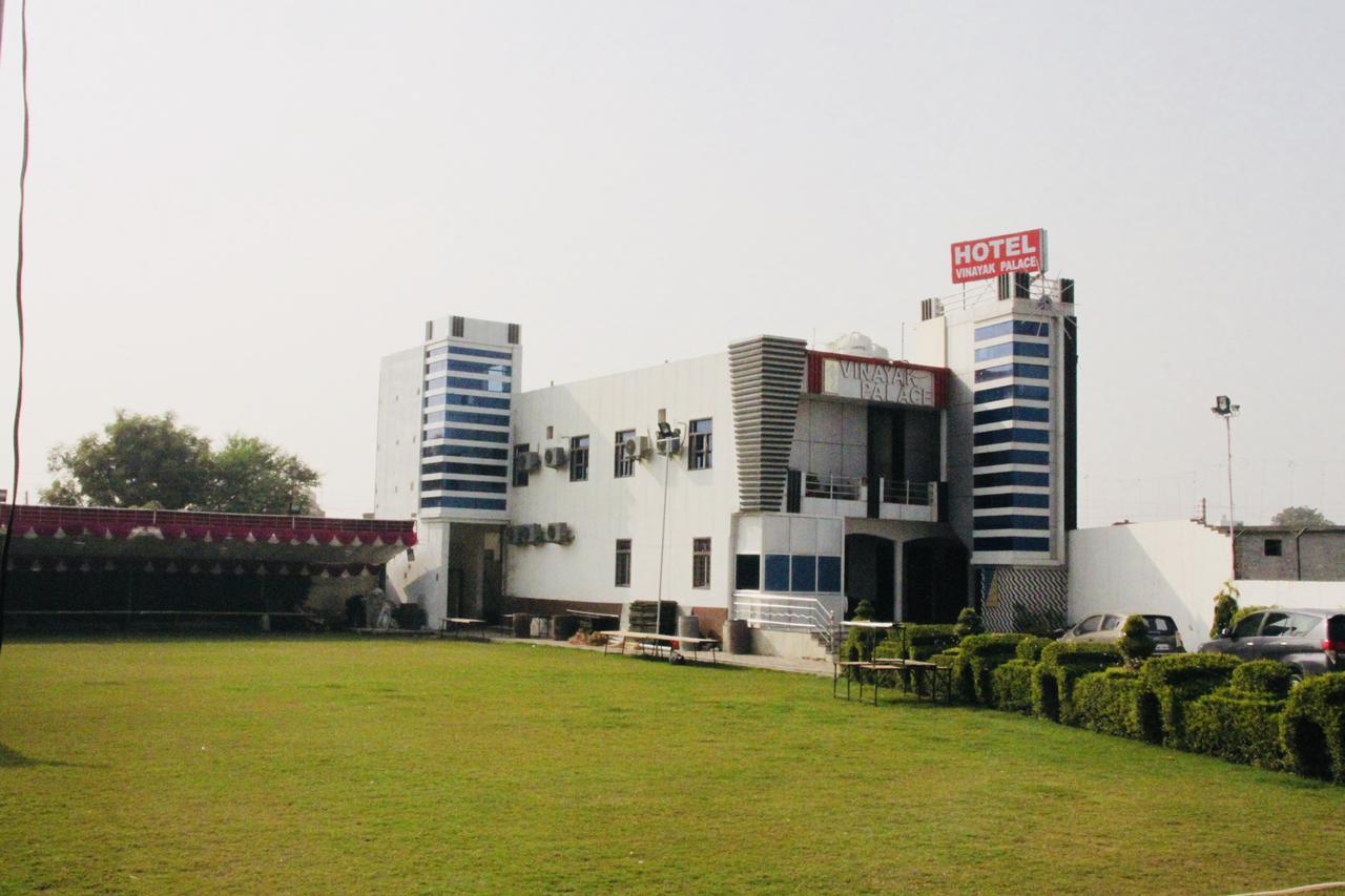 Vinayak Palace Mathura Bagian luar foto